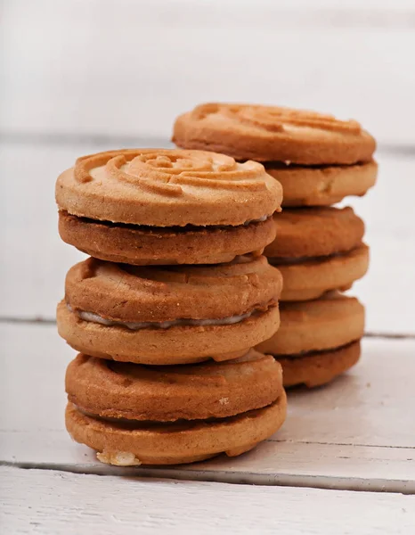 Tasty gebakken cookies op oude houten achtergrond. — Stockfoto