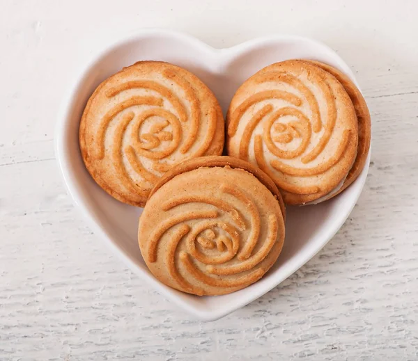 Sabrosas galletas horneadas sobre fondo de madera viejo . — Foto de Stock