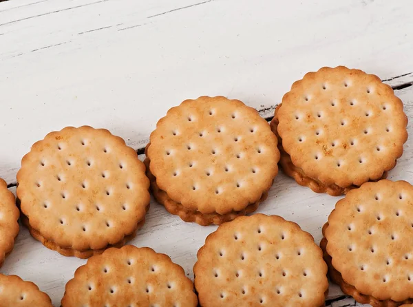 Tasty gebakken cookies op oude houten achtergrond. — Stockfoto