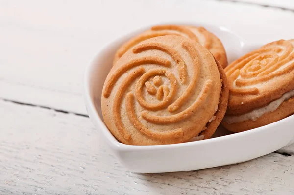 Leckere gebackene Plätzchen auf altem Holzboden. — Stockfoto