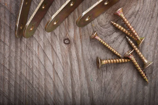 Herramientas de trabajo de metal sobre el viejo fondo de madera — Foto de Stock