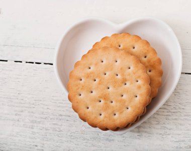 Lezzetli kurabiyeleri eski ahşap arka plan, üstten görünüm.