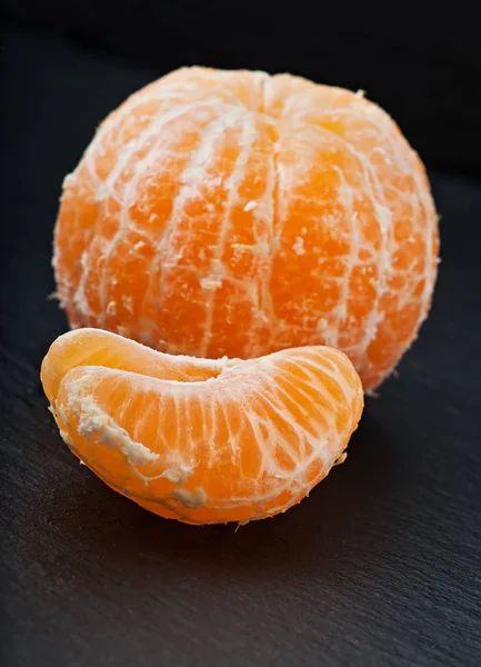 Tangerine fruit op een donkere achtergrond. — Stockfoto