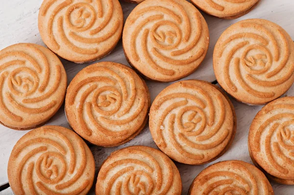 Biscoitos cozidos saborosos no fundo de madeira velho, vista superior . — Fotografia de Stock