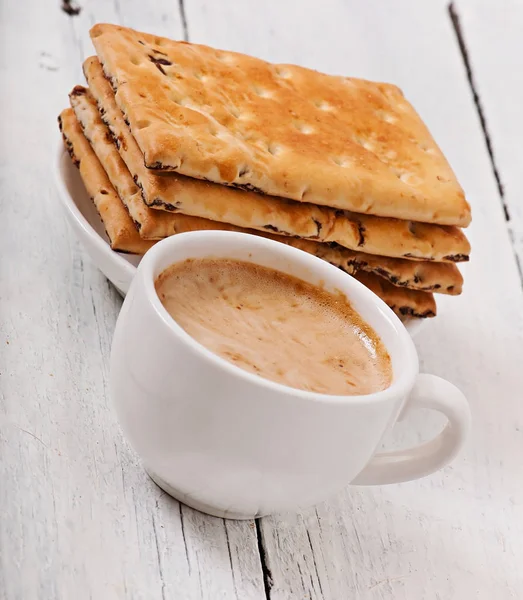 Tazza di caffè e deliziosi biscotti al forno su vecchio sfondo di legno . — Foto Stock