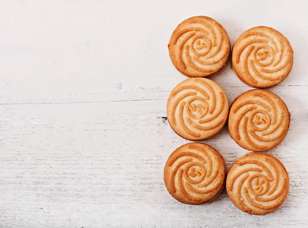 Gustosi biscotti al forno su vecchio sfondo di legno, vista dall'alto . — Foto Stock