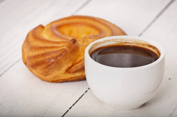 Xícara de café e deliciosos biscoitos assados . — Fotografia de Stock