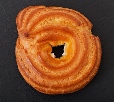 Pasta üzerinde karanlık bir arka plan, üstten görünüm.