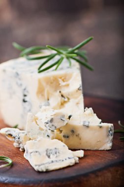 Eski ahşap zemin üzerine mavi peynir.