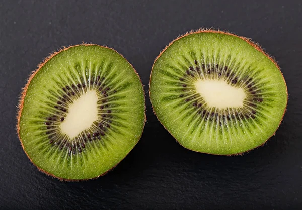 Kiwi fruta em um fundo escuro — Fotografia de Stock