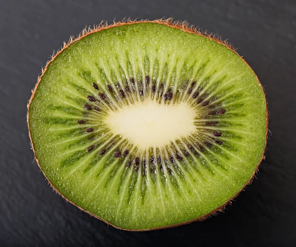 Kiwi fruta em um fundo escuro — Fotografia de Stock