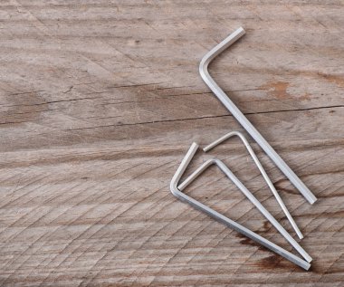 Eski ahşap arka plan üzerinde metal iş araçları