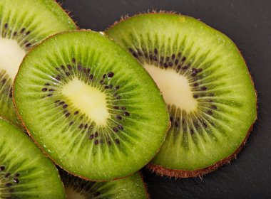 Kivi karanlık bir arka plan üzerinde