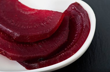 Bir tabakta beyaz, diyet yemekleri, sebze haşlama kırmızı pancar.