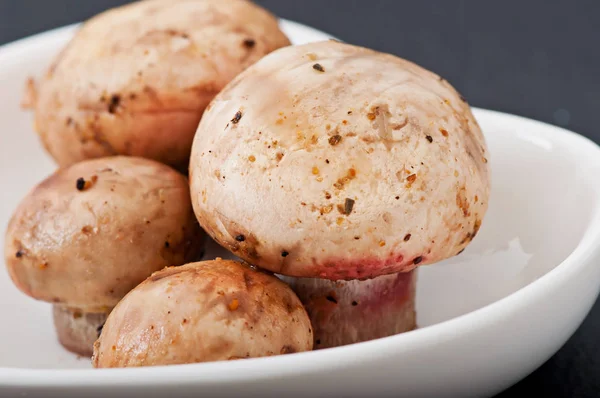 Funghi cotti su un piatto bianco, pasto sano . — Foto Stock