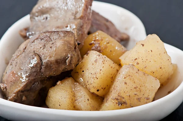 Gestoofde kippenlever met appeltjes op een witte plaat, voeding, dieet voeding. — Stockfoto