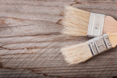 Eski ahşap arka plan, araçları üzerinde fırça boya.