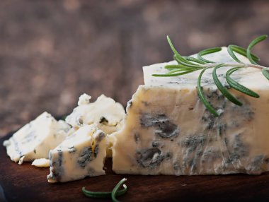 Eski ahşap zemin üzerine mavi peynir.