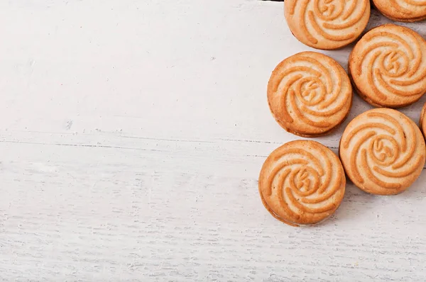 Biscuits aux pépites de chocolat sur le vieux fond en bois, nourriture . — Photo