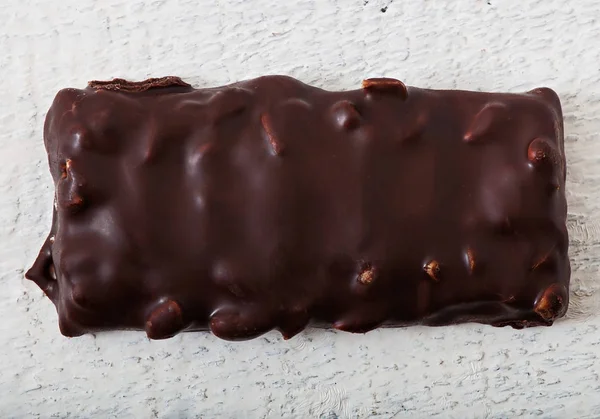 Cukierki czekoladowe z orzeszków ziemnych na stare podłoże drewniane. — Zdjęcie stockowe