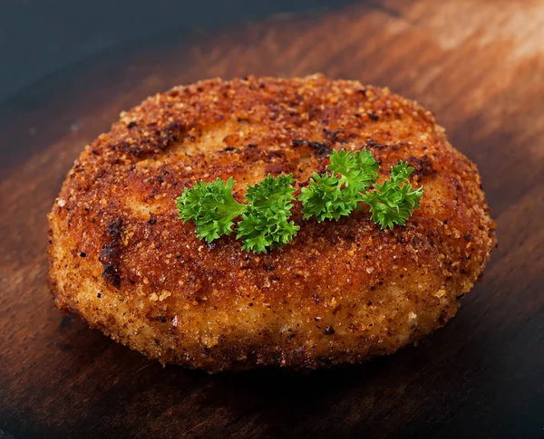 Chuleta de pollo sobre un fondo de madera viejo, comida . — Foto de Stock