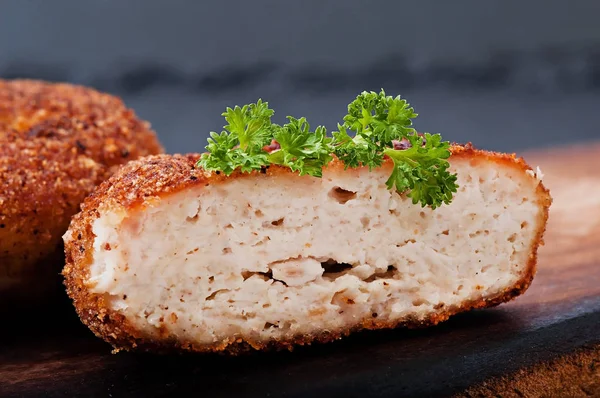 Chuleta de pollo sobre un fondo de madera viejo, comida . — Foto de Stock