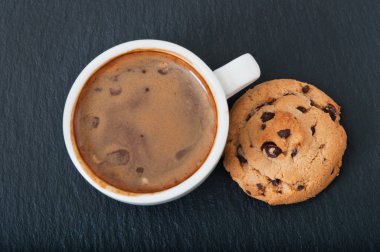 Bir fincan sıcak kahve ve çikolata Pastalar Odaya Servis Kahvaltı.