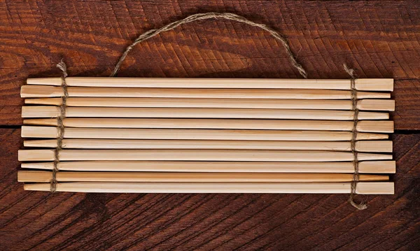 Bambusz sticks-egy régi fából készült háttér — Stock Fotó