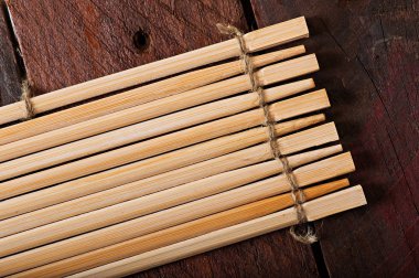 Bambu eski ahşap arka plan üzerinde sopa