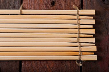 Bambu eski ahşap arka plan üzerinde sopa