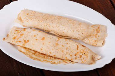 Peynir ile doldurulmuş krep lezzetli yemek.