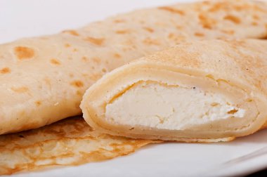 Peynir ile doldurulmuş krep lezzetli yemek.