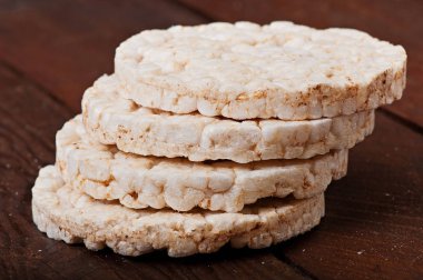 Eski bir ahşap arka plan, diyet gıda pirinç diyet ekmek.