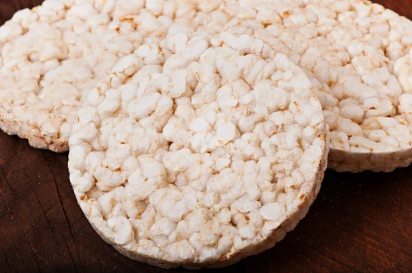 Pan de dieta de arroz sobre un fondo de madera viejo, comida dietética . —  Fotos de Stock