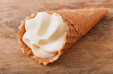 Dondurma eski bir ahşap zemin üzerine.