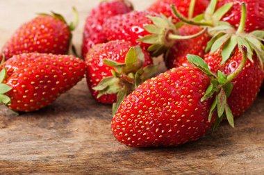 Eski bir ahşap zemin üzerine çilek.