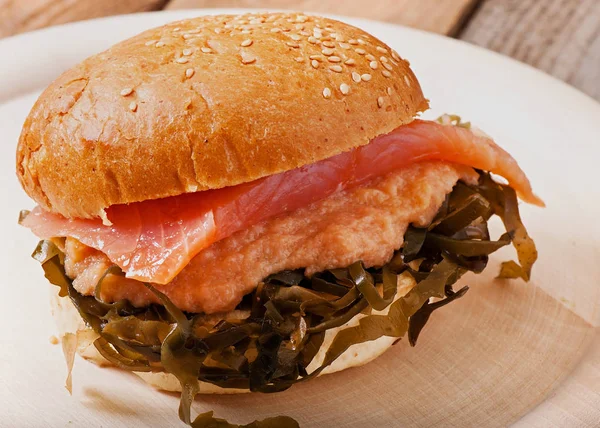 Sanduíche de peixe com couve-do-mar e caviar de peixe com peixe salgado . — Fotografia de Stock