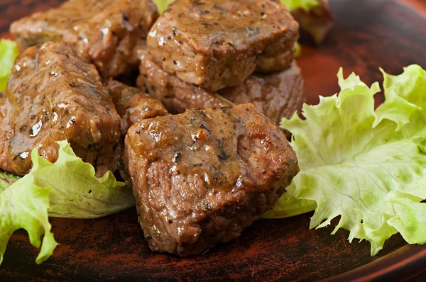 Nylagad saftig stuvad kalvkött med kryddig sås dekorerad med salladsblad. — Stockfoto