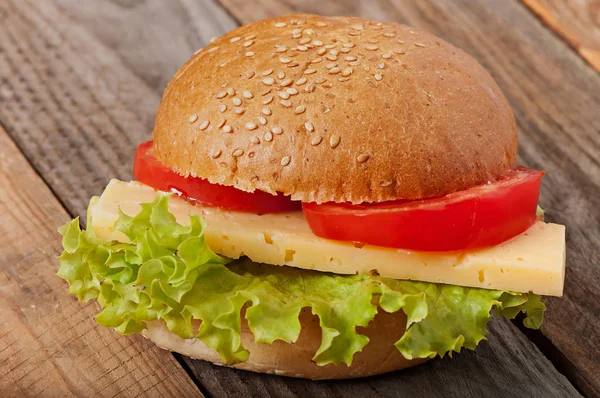 Sandwich con queso, ensalada verde y tomate . — Foto de Stock