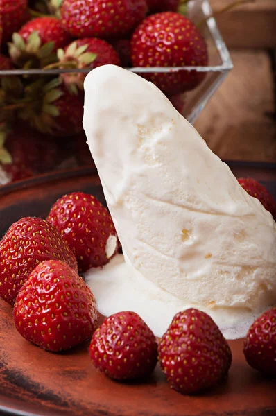 Eis mit Erdbeeren auf altem Holzgrund. — Stockfoto