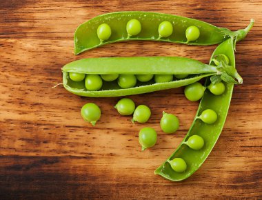 Eski bir ahşap zemin üzerine tatlı yeşil bezelye.