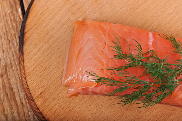 Fischfilets auf altem Holzgrund. — Stockfoto