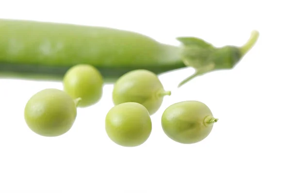 Zoete groene erwten geïsoleerd op witte achtergrond. — Stockfoto