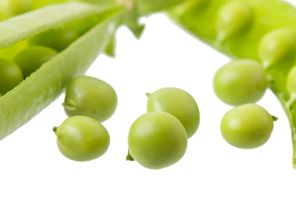 Zoete groene erwten geïsoleerd op witte achtergrond. — Stockfoto