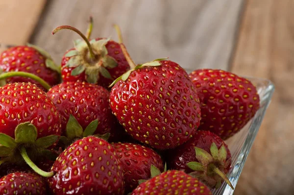 Morango em um velho fundo de madeira . — Fotografia de Stock