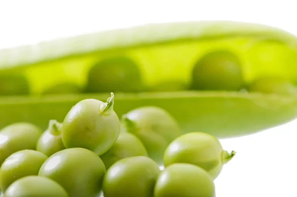 Zoete groene erwten geïsoleerd op witte achtergrond. — Stockfoto