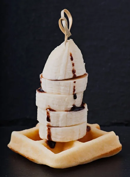 Waffles belgas com fatias de banana e molho de chocolate . — Fotografia de Stock