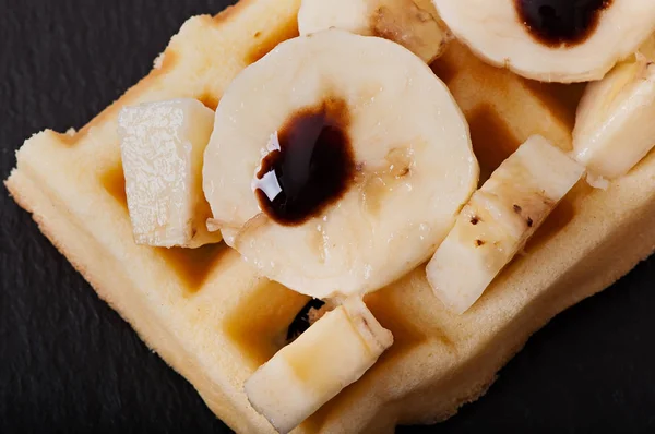 Бельгійські вафлі бананові шматочки і шоколадним соусом. — стокове фото