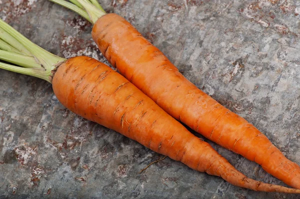 Zanahorias dulces maduras sobre un fondo de hierro viejo . —  Fotos de Stock