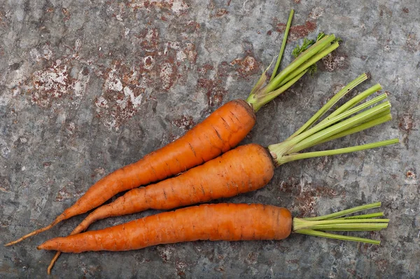 Zanahorias dulces maduras sobre un fondo de hierro viejo . —  Fotos de Stock